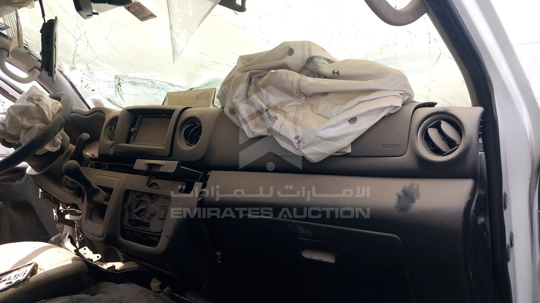نيسان أورفان 2024 — زاوية واجهة الراكب الأمامي الأيمن — صورة 21