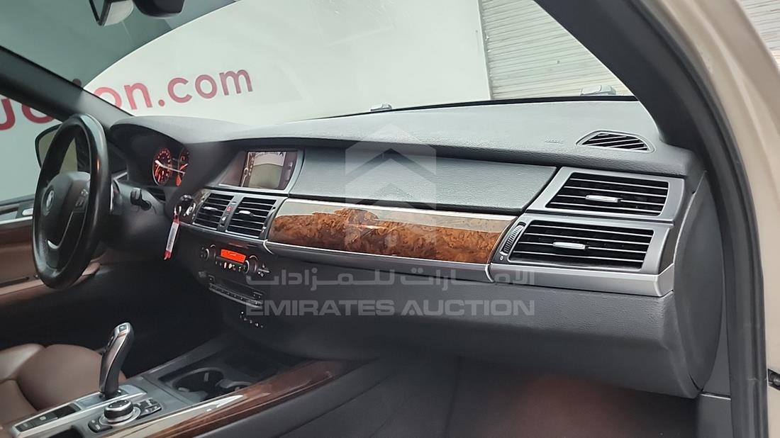 2013 BMW X5 — Front Right Passenger Dashboard View — Photo 27