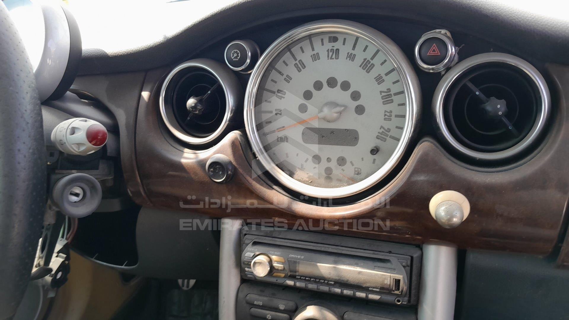 2005 MINI COOPER VIN: WMWRE31005TD29943