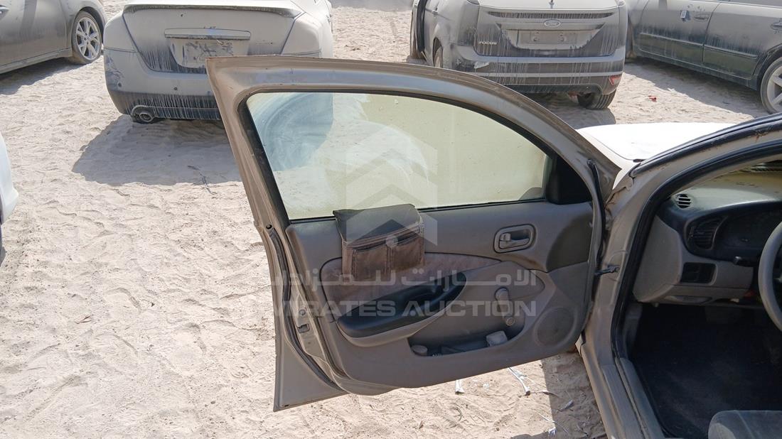 نيسان صني 2001 — الباب الأمامي الأيسر — صورة 10