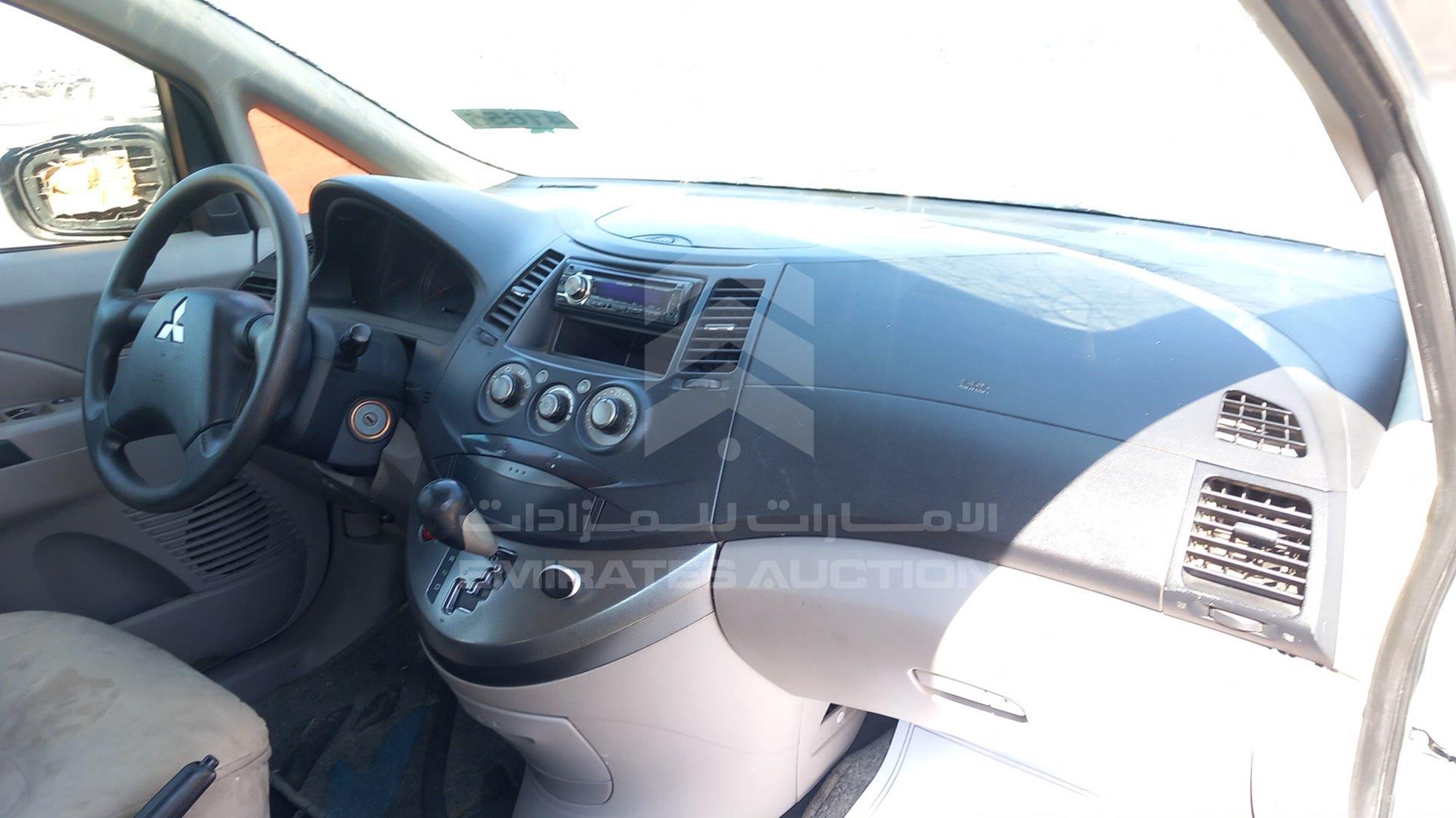 2007 MITSUBISHI GRANDIS VIN: JMYLRNA4W7Z700700