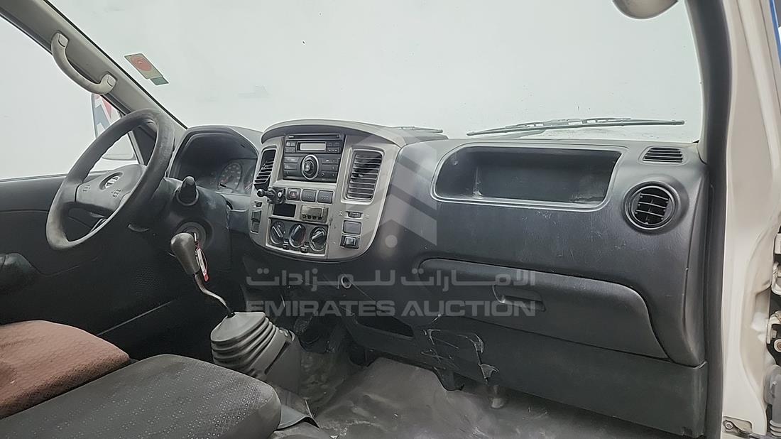 نيسان أورفان 2012 — زاوية واجهة الراكب الأمامي الأيمن — صورة 18