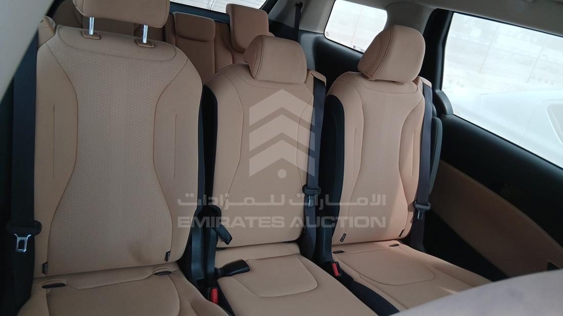 كيا كرنفال 2022 — زاوية الراكب الخلفي اليسرى — صورة 19