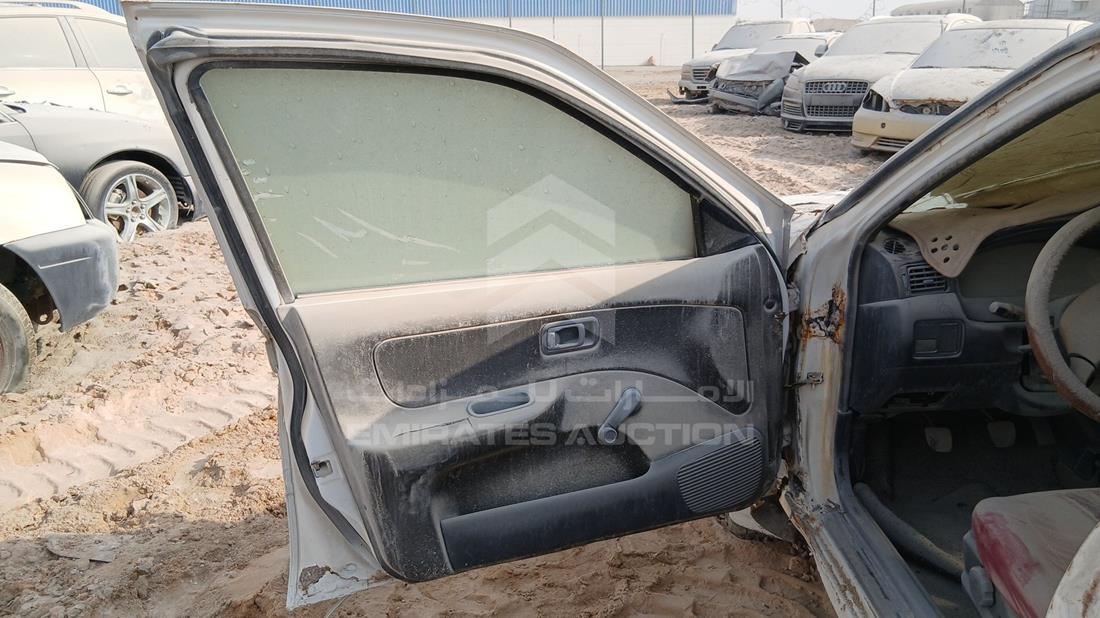 نيسان صني 2000 — الباب الأمامي الأيسر — صورة 11