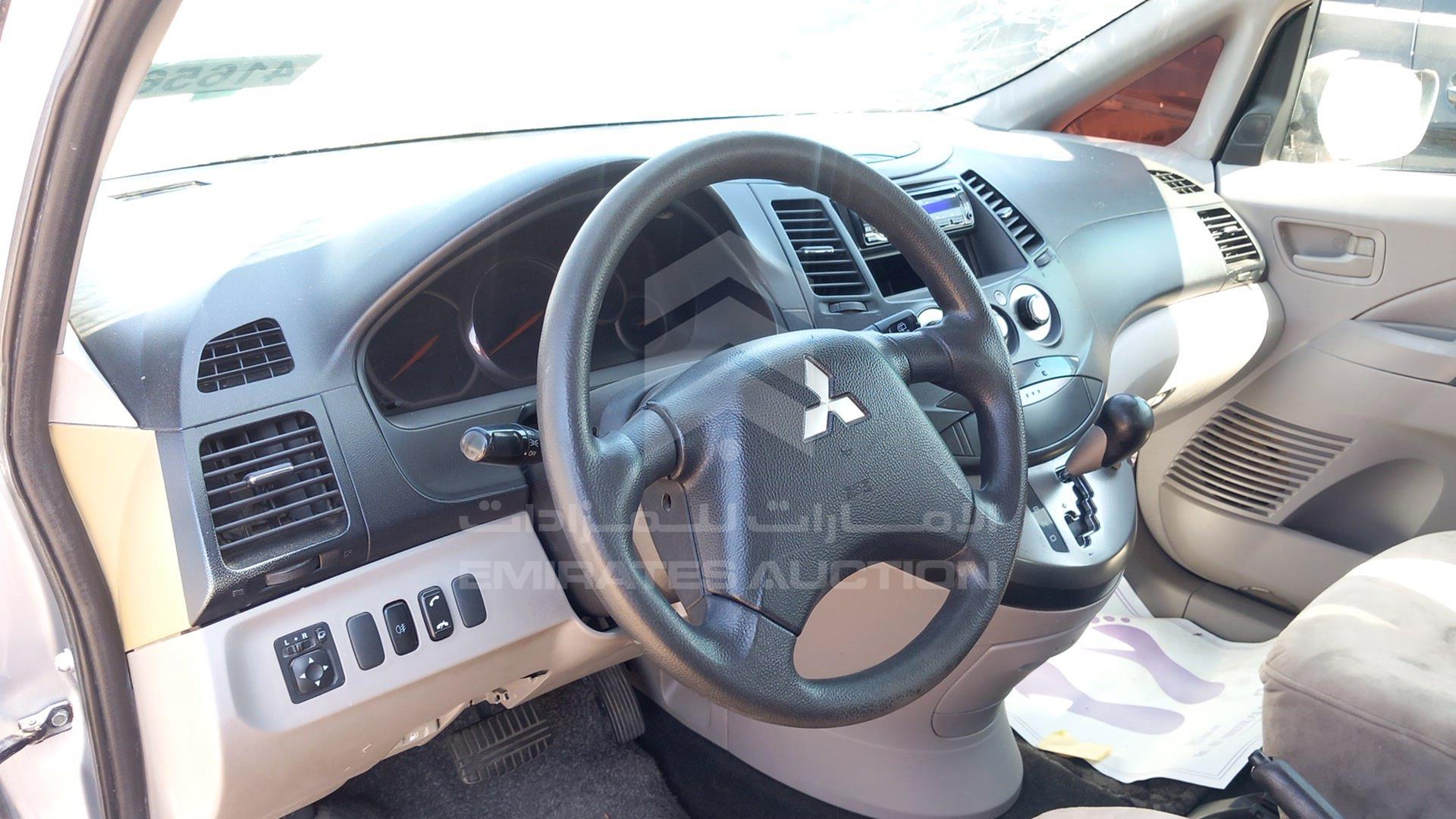 2007 MITSUBISHI GRANDIS VIN: JMYLRNA4W7Z700700