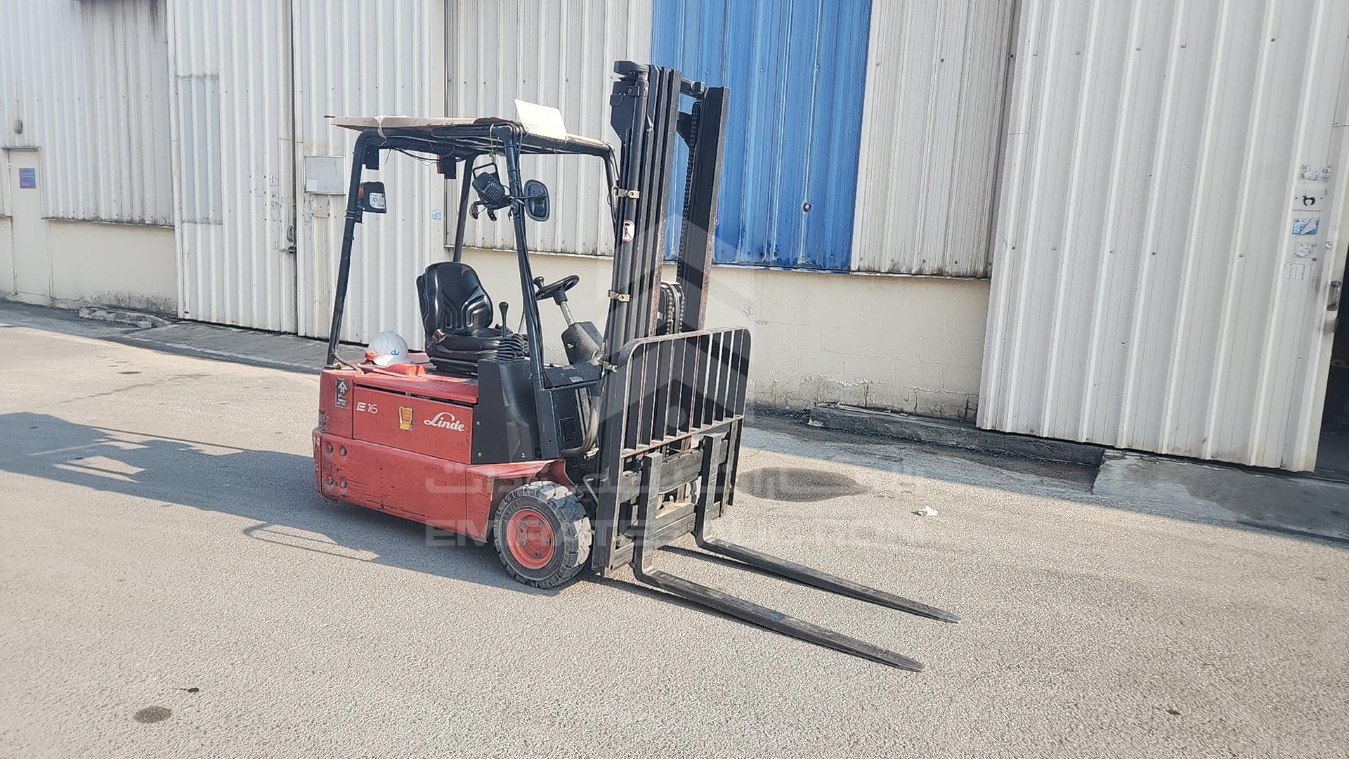2006 FORKLIFT --- VIN: H2X324T00053