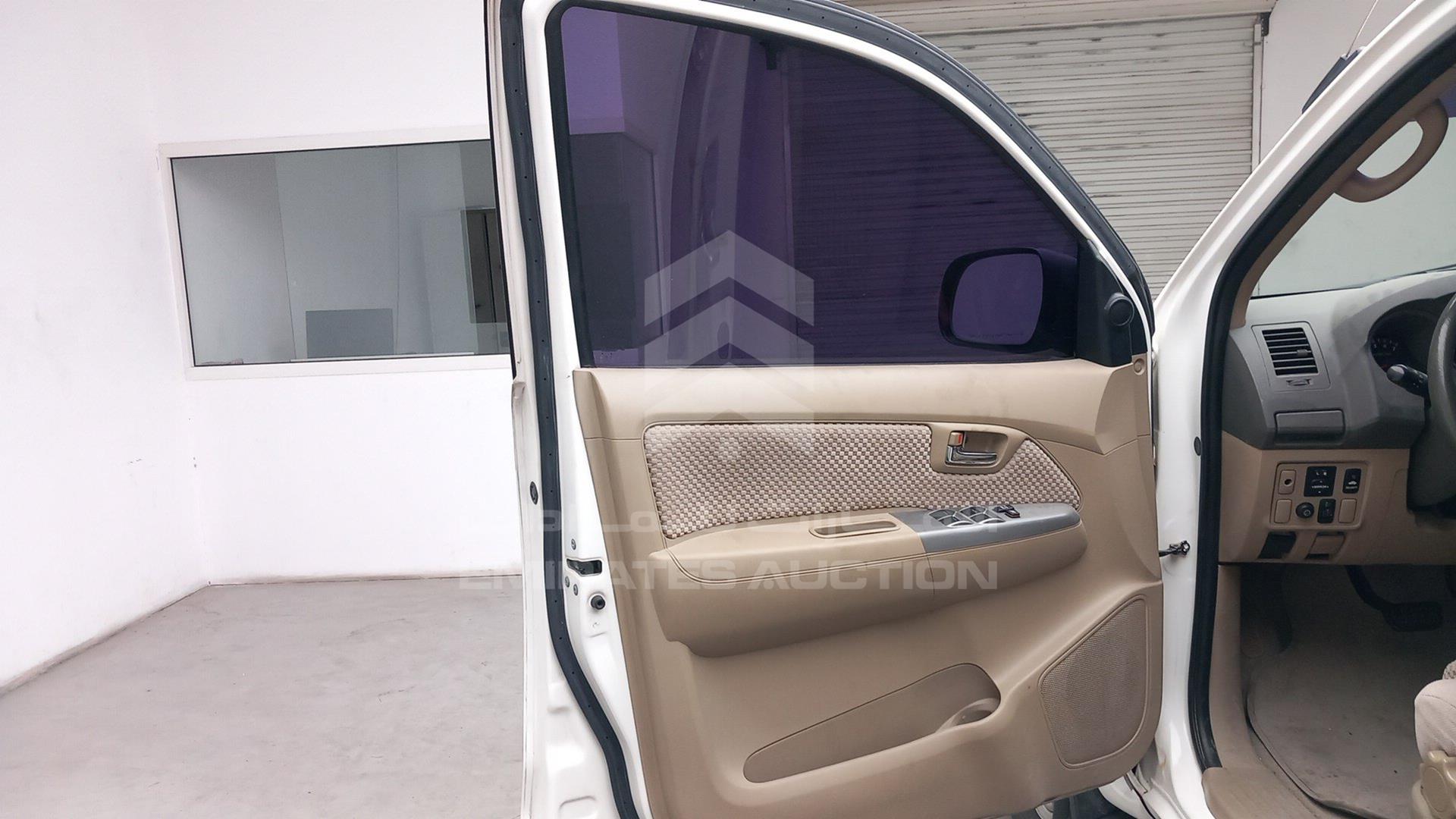 2011 TOYOTA FORTUNER VIN: MHFYX59G2B8018701