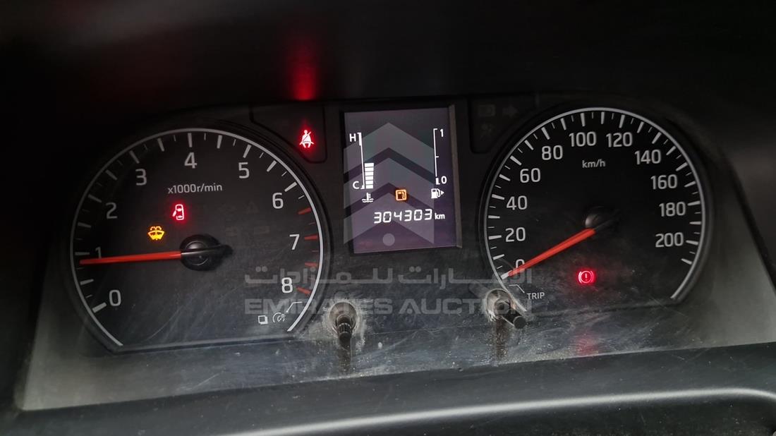 2020 Nissan Urvan — Speedometer & RPM Gauges — Photo 9
