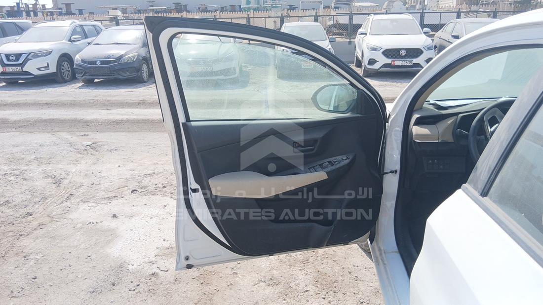 تويوتا ياريس 2023 — الباب الأمامي الأيسر — صورة 10
