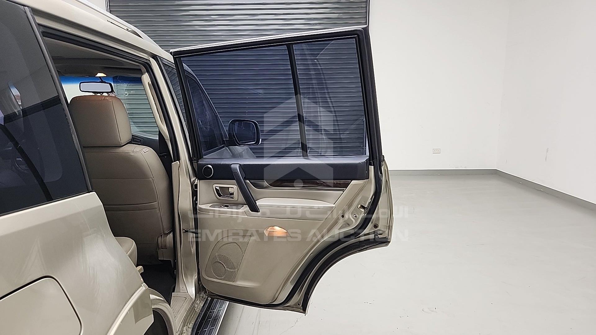 2011 MITSUBISHI PAJERO VIN: JMYLRV95WBJ706502