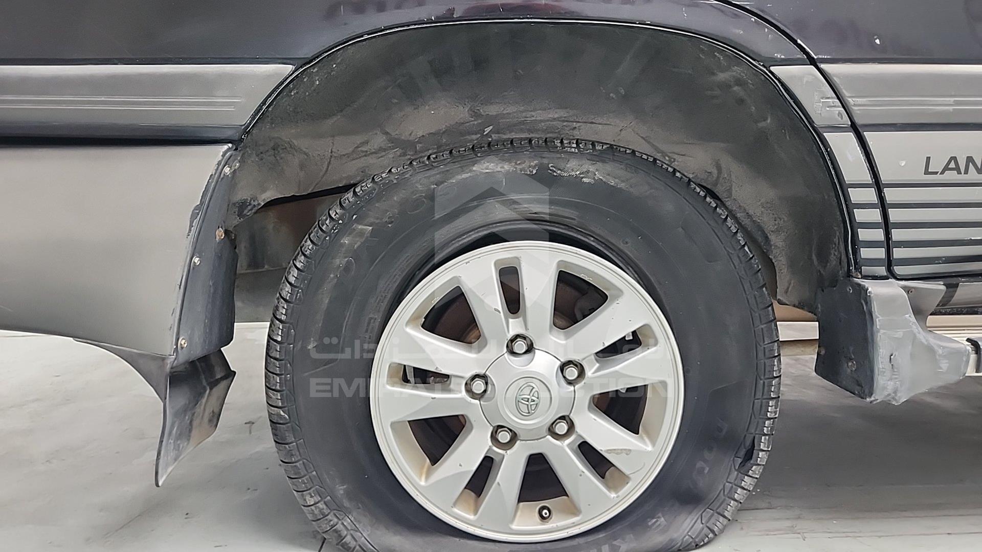 2001 TOYOTA LAND CRUISER VIN: JTEHT05J112007472