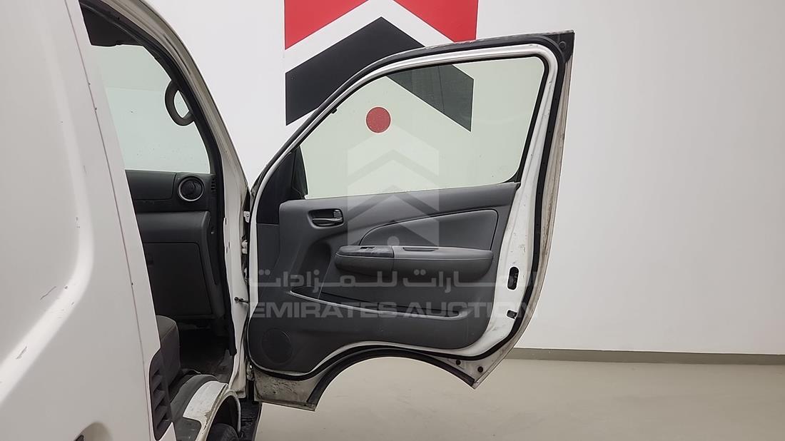 نيسان أورفان 2015 — الباب الأمامي الأيمن — صورة 19