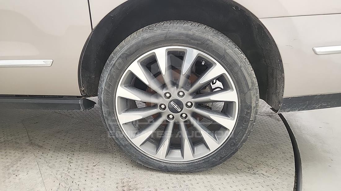 2020 Lincoln Navigator — Rear Left Tyre — Photo 18