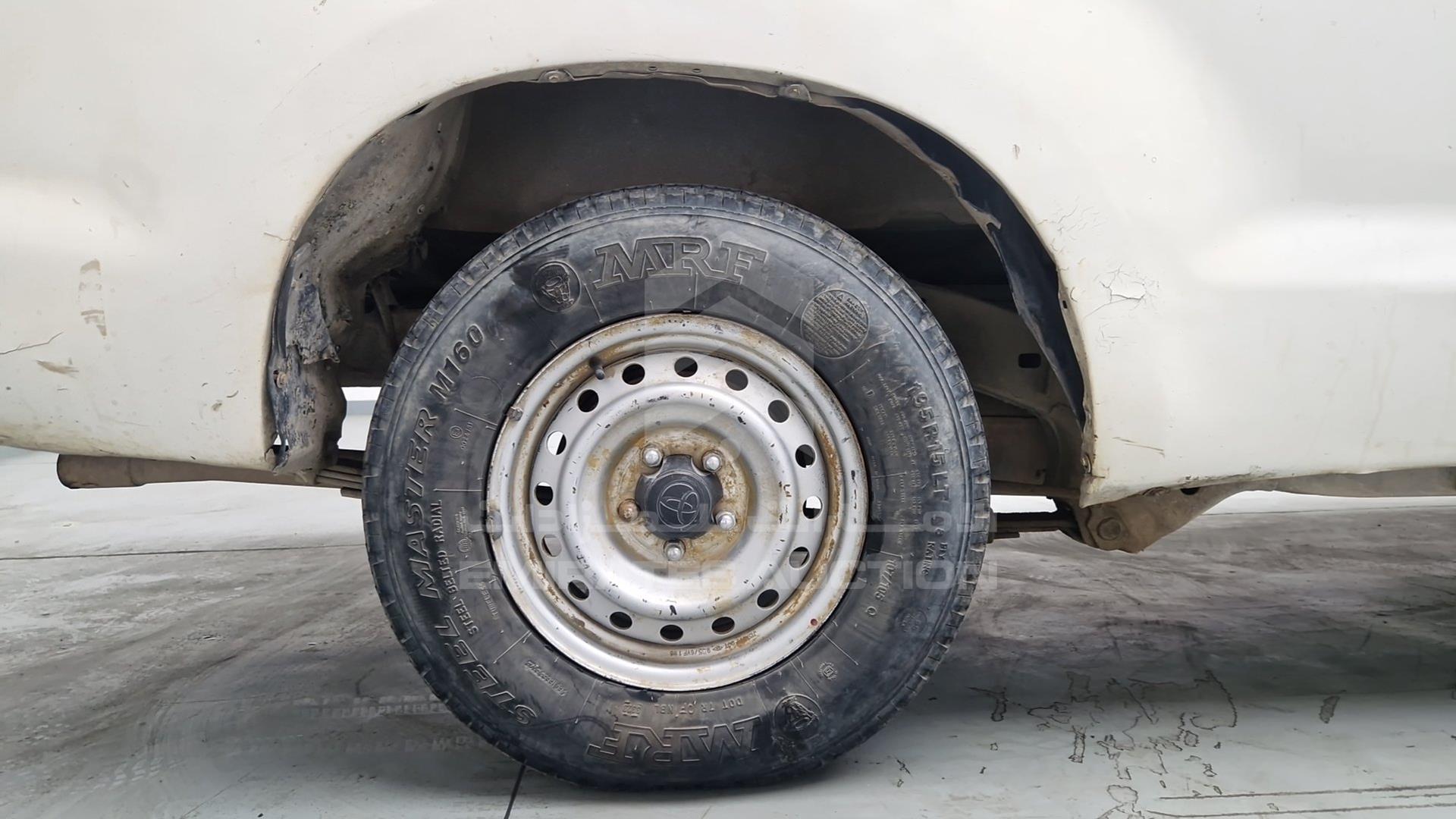 2007 TOYOTA HILUX VIN: MR0CX12GX70017604