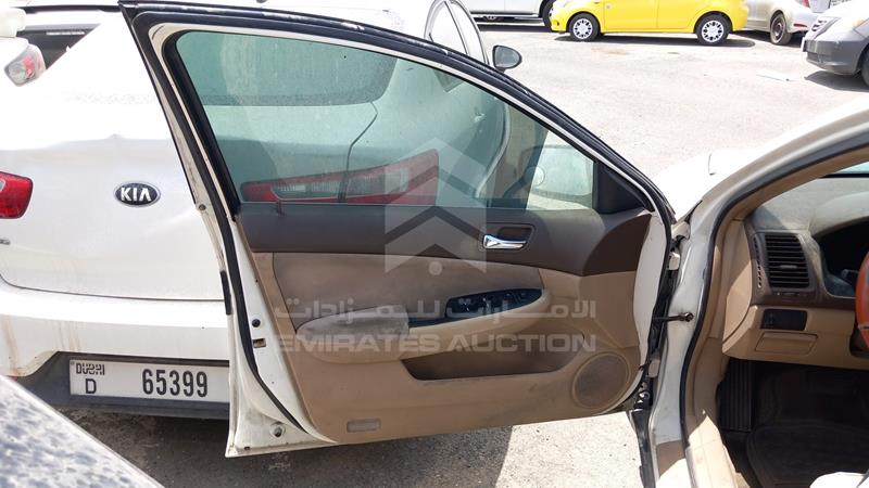 VIN: JHMCM56563C403354 Auction: EmiratesAuction Lot: 404966 VIN: JHMCM56563C403354 Honda Accord 2003 WHITE Photo 11