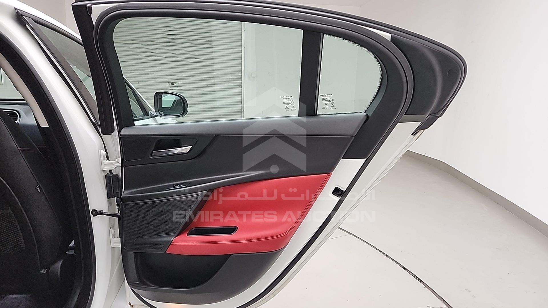 2016 JAGUAR XE VIN: SAJAB4BG8GA924028
