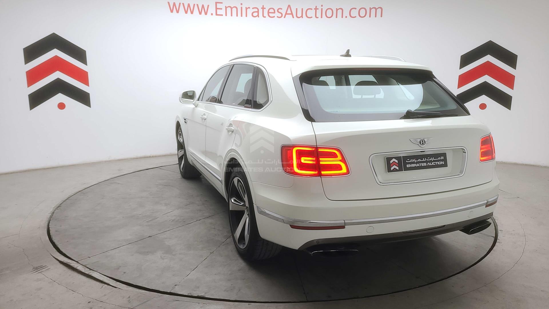 2018 BENTLEY BENTAYGA VIN: SJAAF1ZV8JC018402
