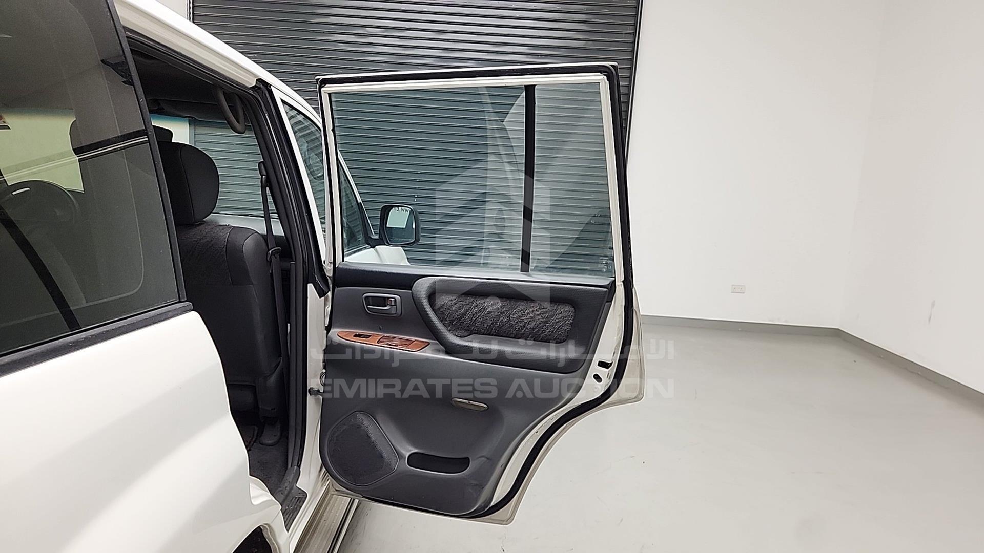 2002 TOYOTA LAND CRUISER VIN: JTGHJ01J723001920
