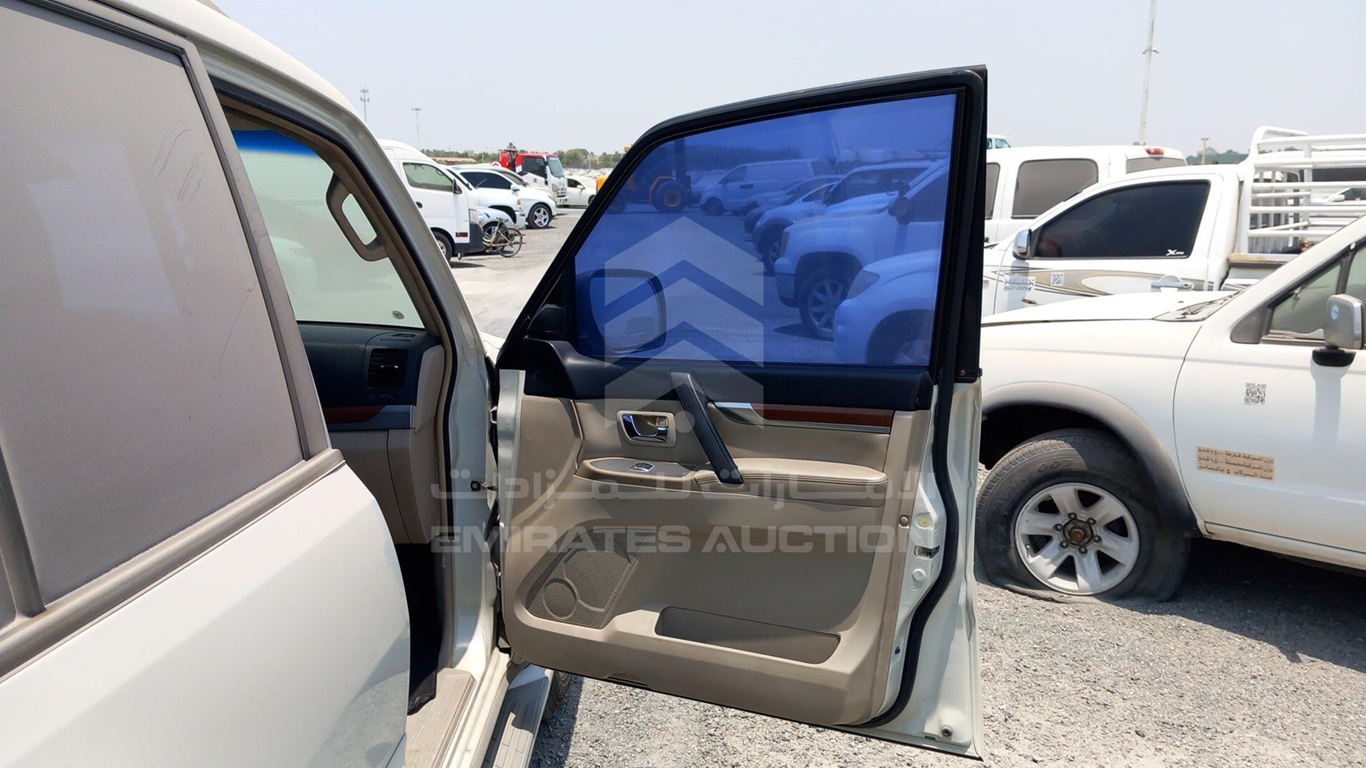 2008 MITSUBISHI PAJERO VIN: JMYLRV93W8J724284