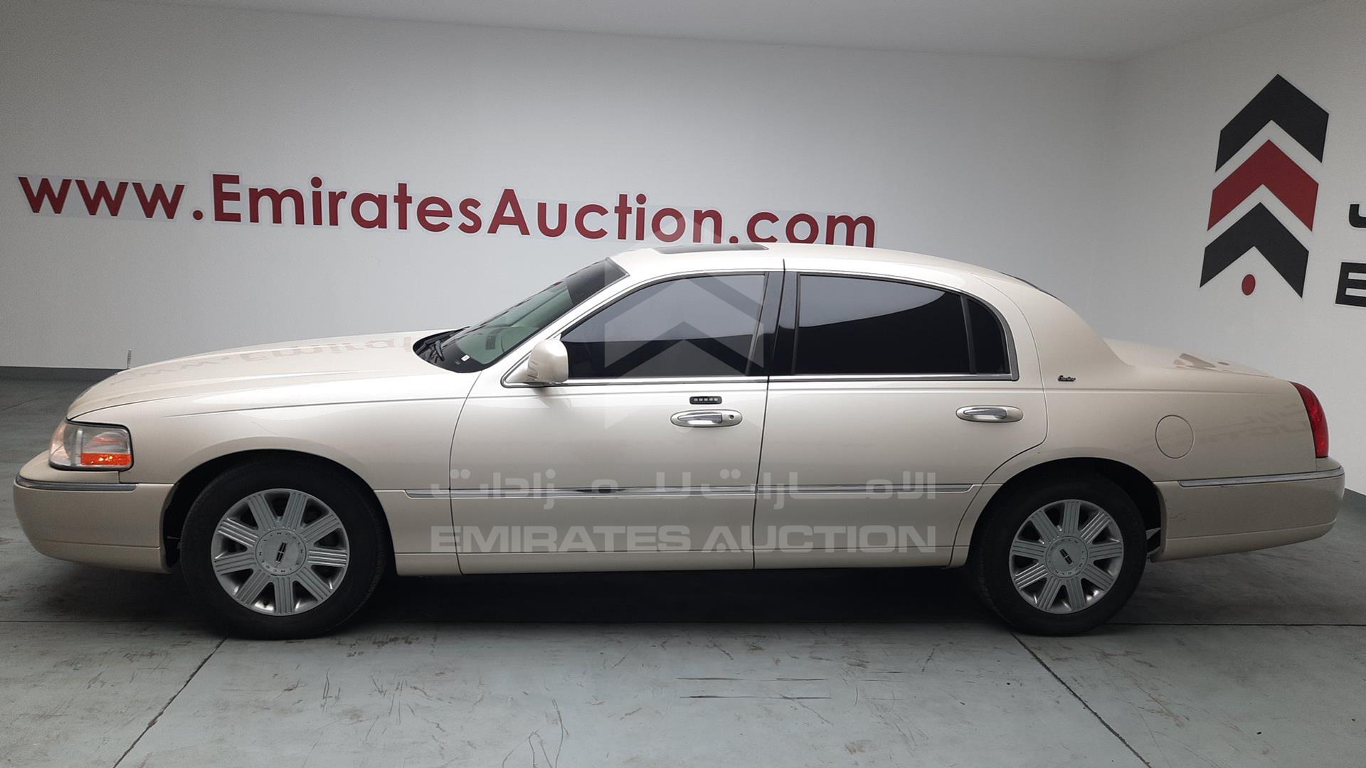 2003 LINCOLN TOWN CAR VIN: 1LNHM83W83Y634762