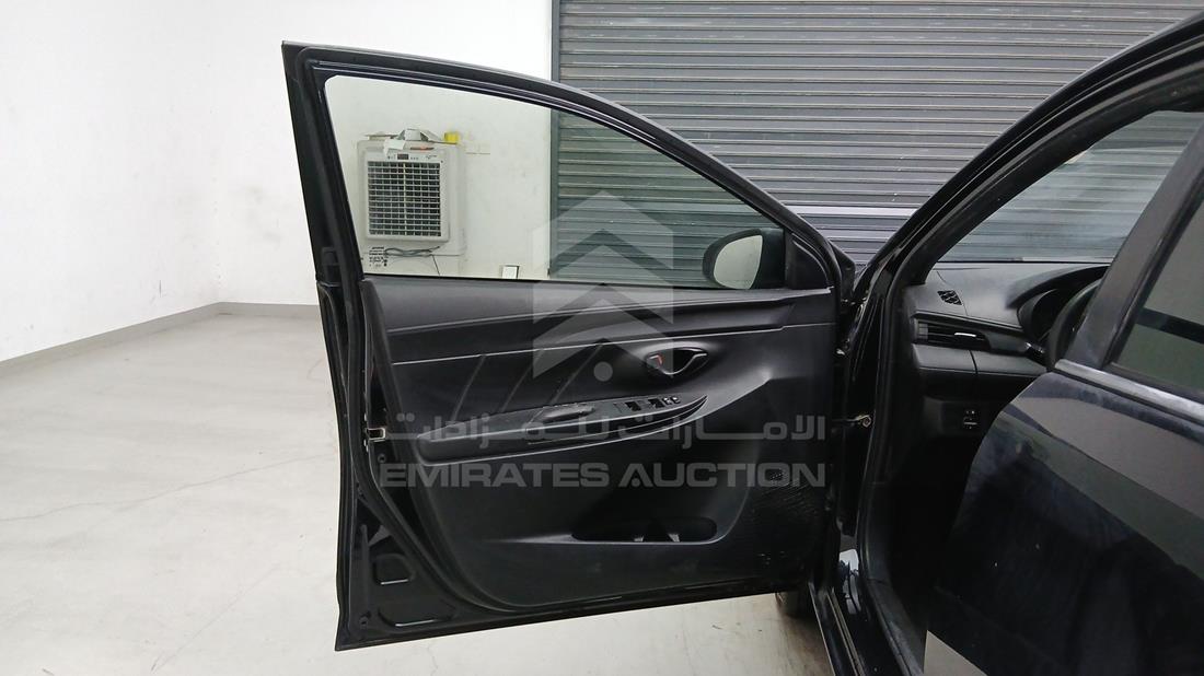 تويوتا ياريس 2015 — الباب الأمامي الأيسر — صورة 12