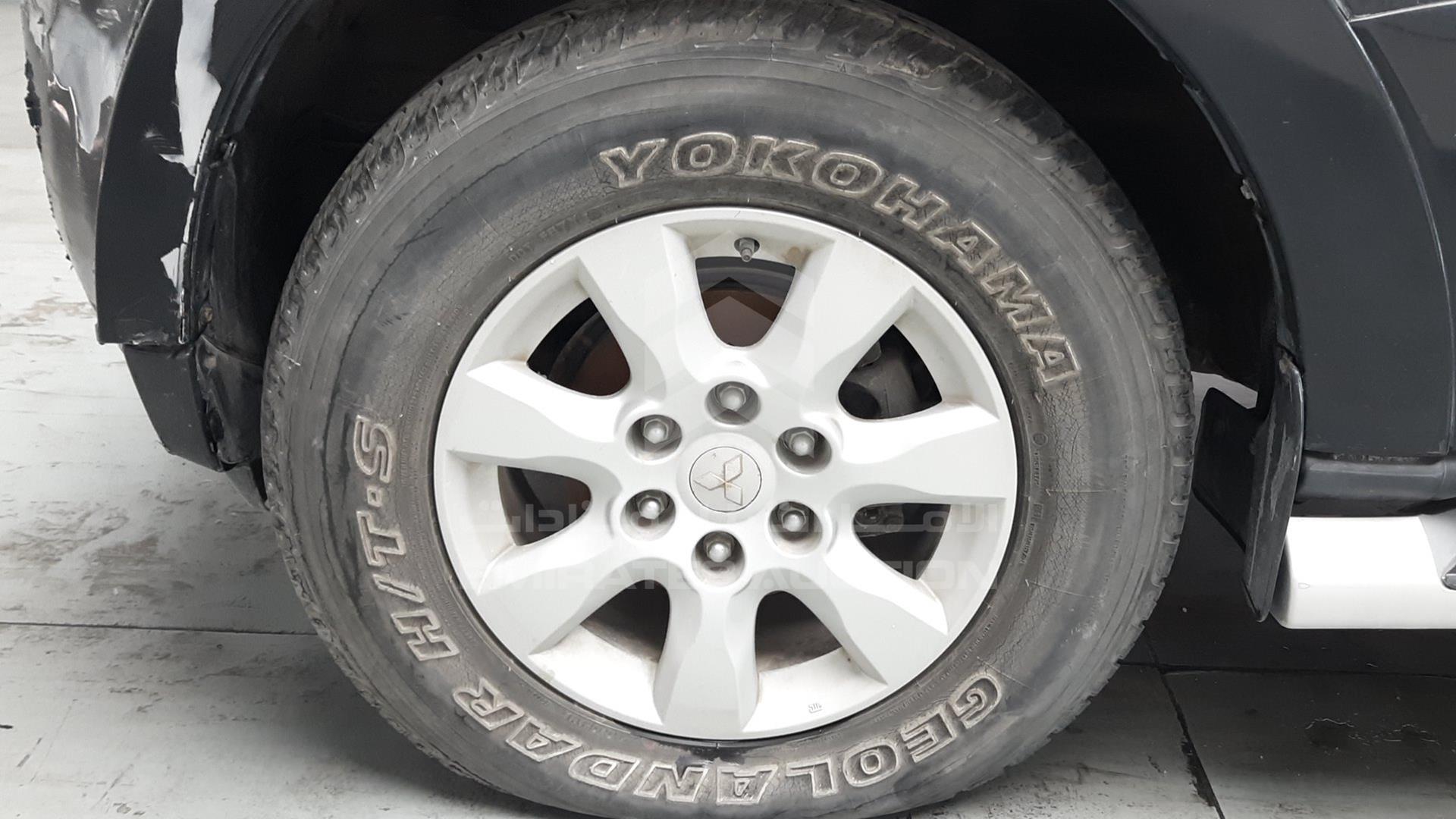 2011 MITSUBISHI PAJERO VIN: JMYLRV95WBJ709201