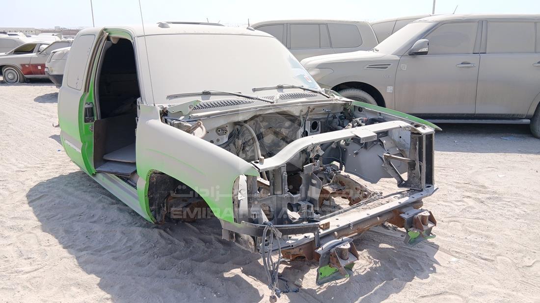 2005 GMC Sierra — Front Right Angle — Photo 8