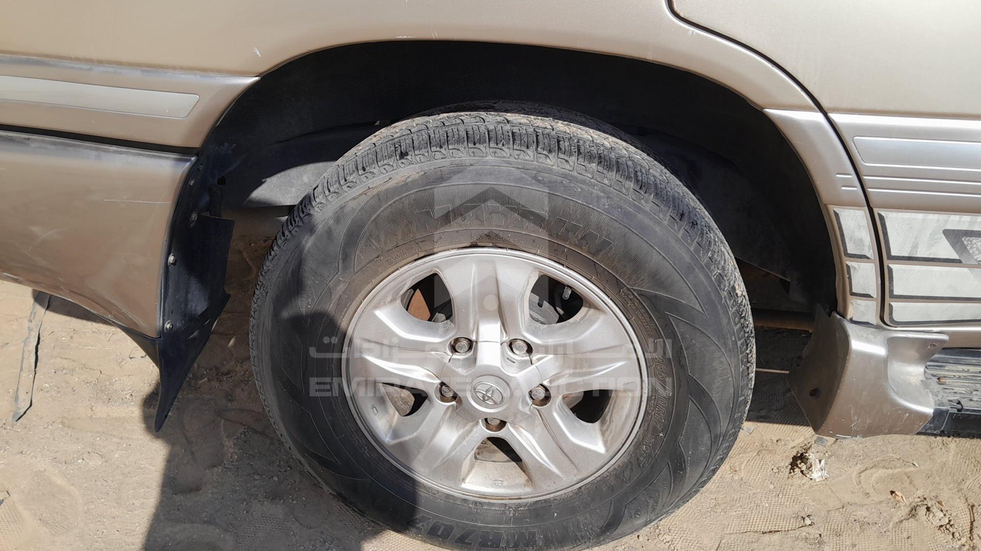 2005 TOYOTA LAND CRUISER VIN: JTEHT05J052076708