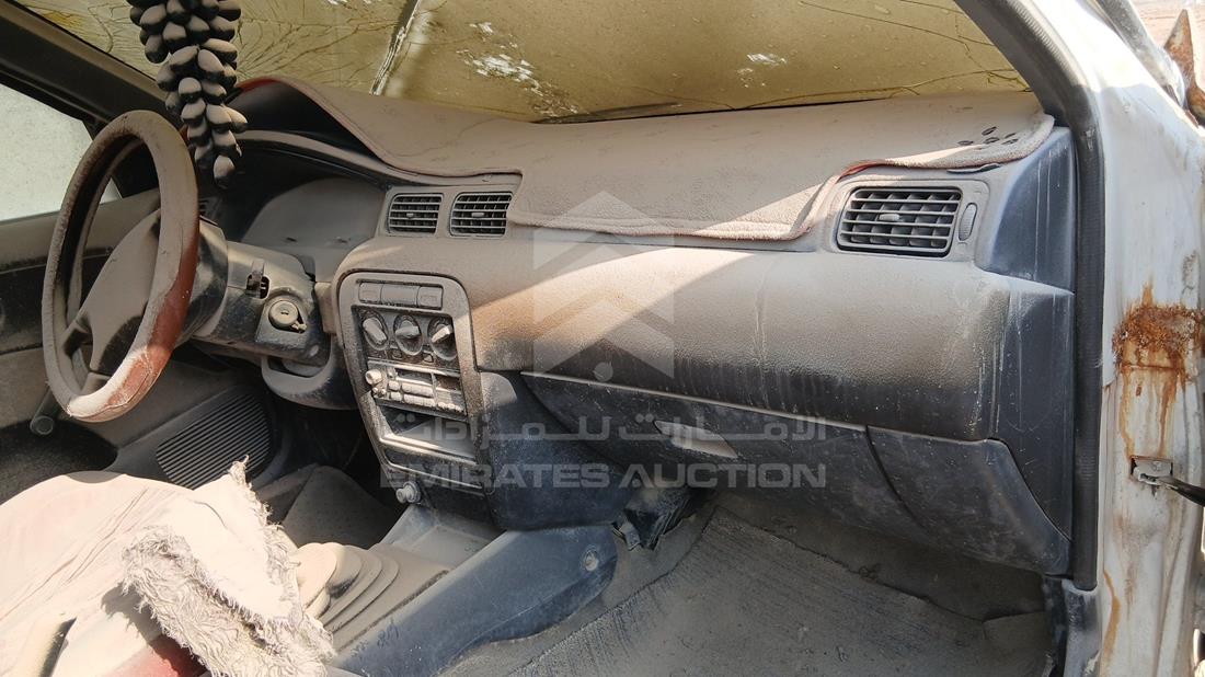 نيسان صني 2000 — زاوية واجهة الراكب الأمامي الأيمن — صورة 24