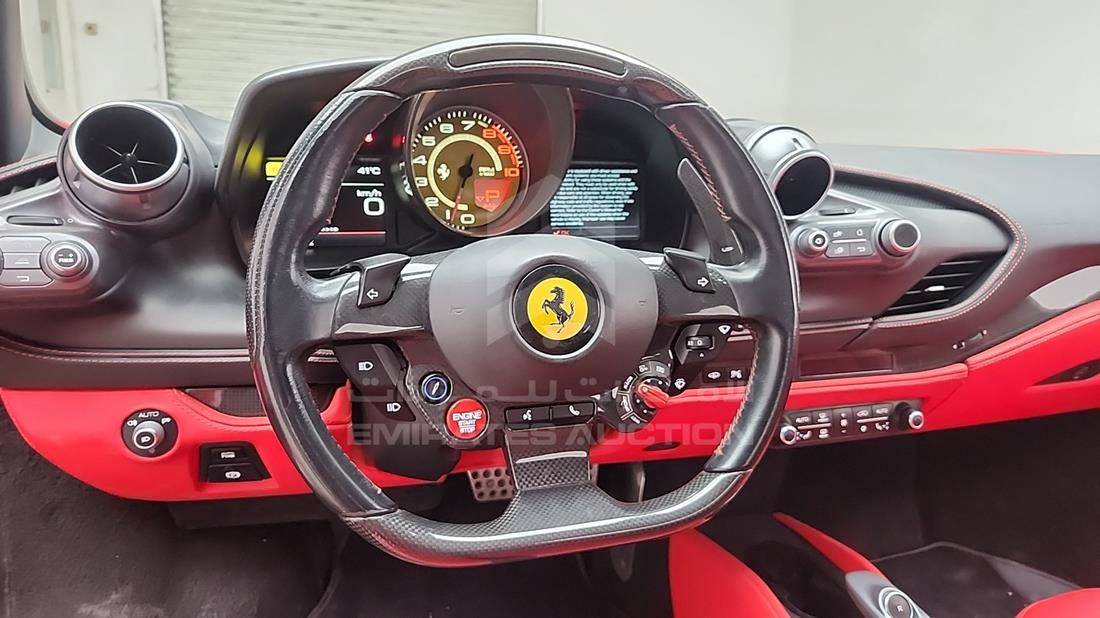 فيراري F8 Spider 2023 — التحكمات في عجلة القيادة — صورة 14