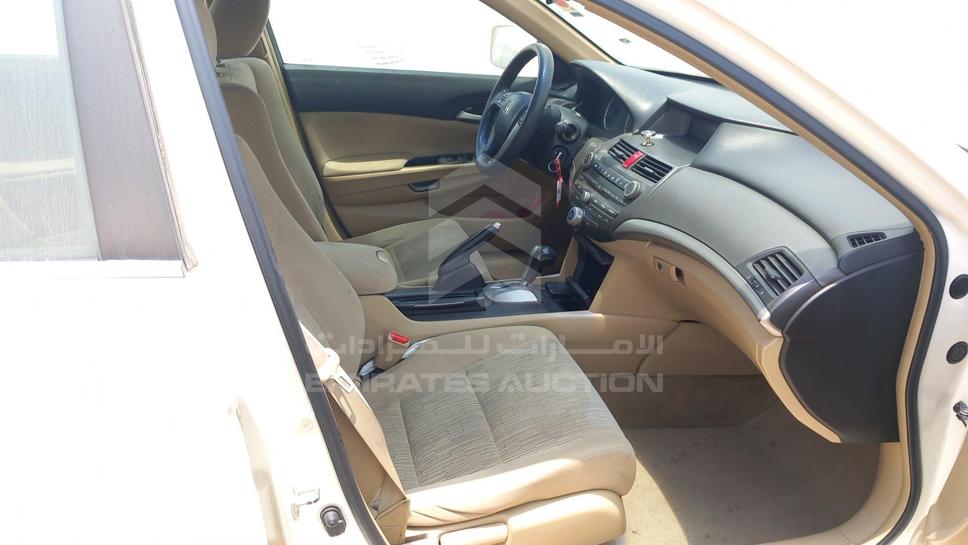 2011 HONDA ACCORD VIN: JHMCP2639BC402461