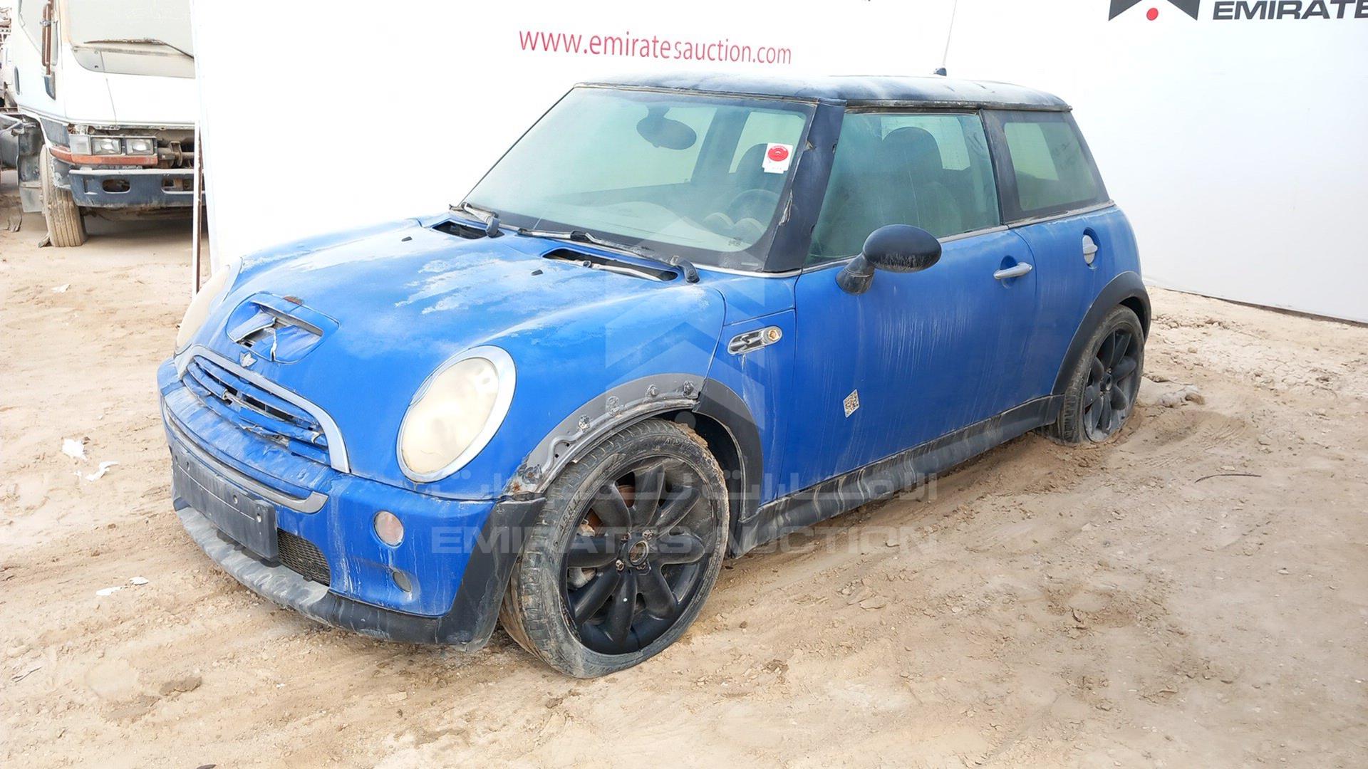 2005 MINI COOPER VIN: WMWRE31045TD32098