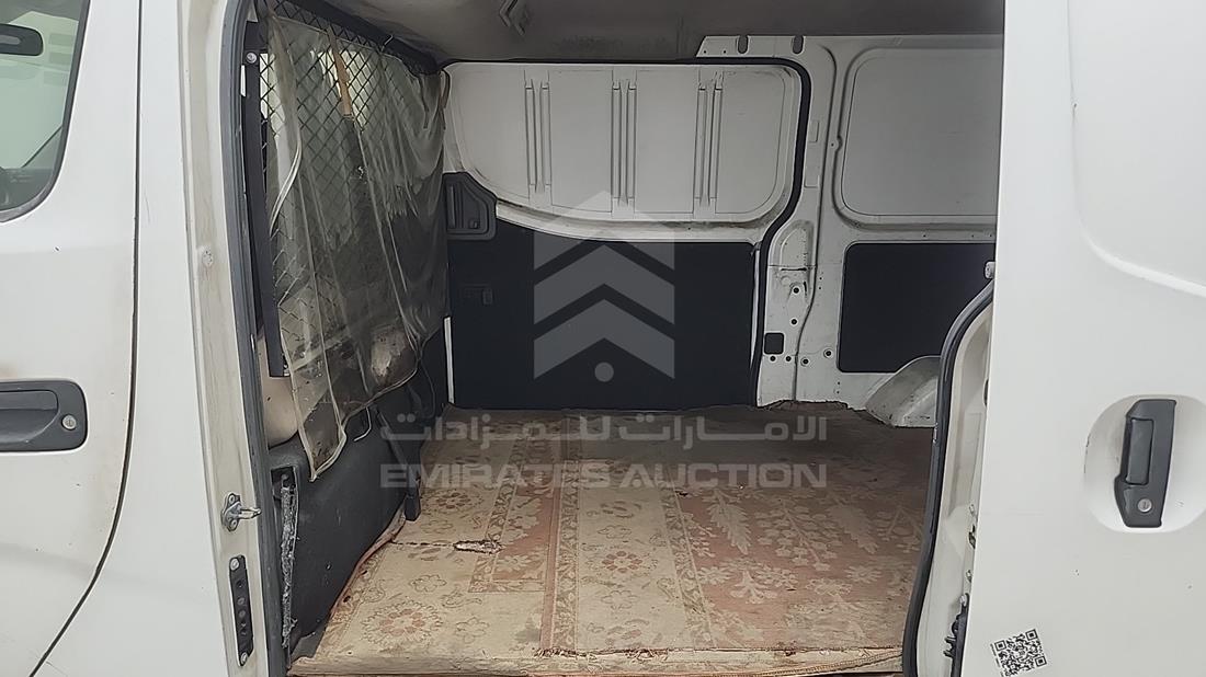 نيسان أورفان 2015 — زاوية الراكب الخلفي اليسرى — صورة 14