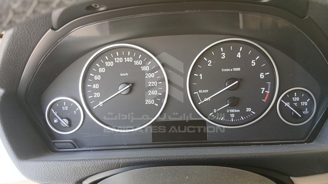 بي ام دبليو 318i 2018 — مؤشر السرعة — صورة 14