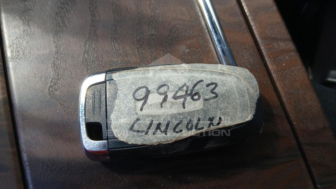 2021 Lincoln Navigator — Keys — Photo 5
