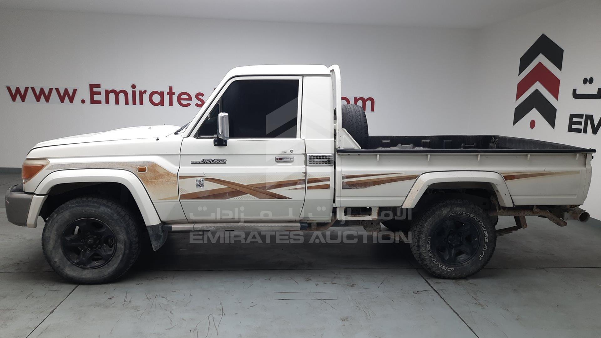 2014 TOYOTA LAND CRUISER VIN: JTFLU73J4E4553353