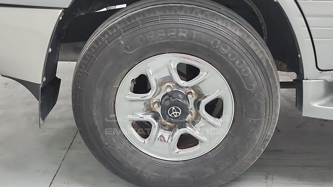 2002 Lexus LX 470 — Rear Right Tyre — Photo 32