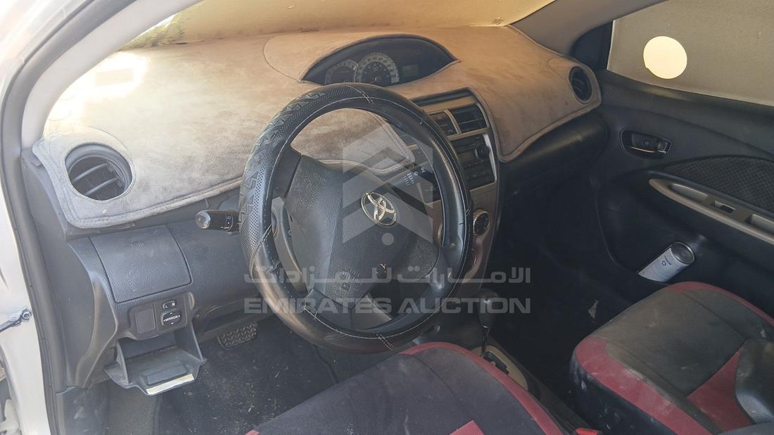 تويوتا ياريس 2008 — زاوية الواجهة الكاملة — صورة 15