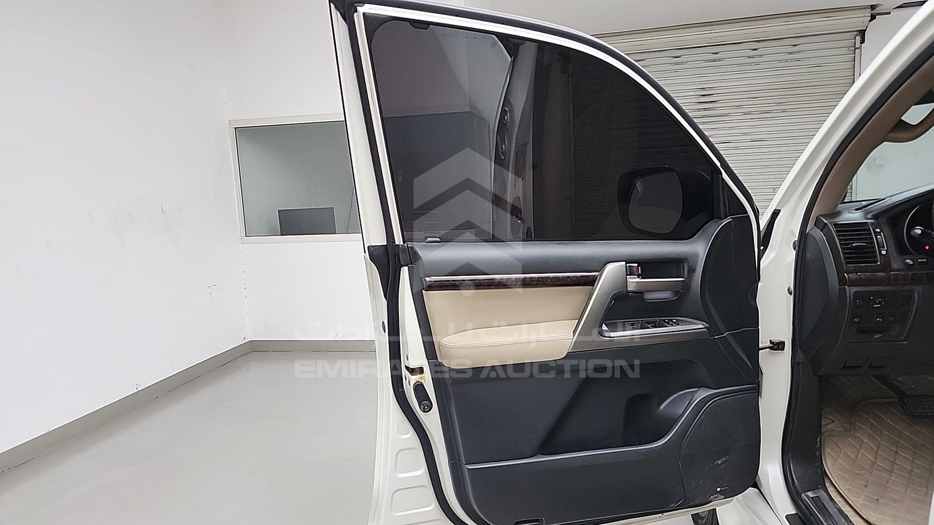 2011 TOYOTA LAND CRUISER VIN: JTMHT05J0B4039615