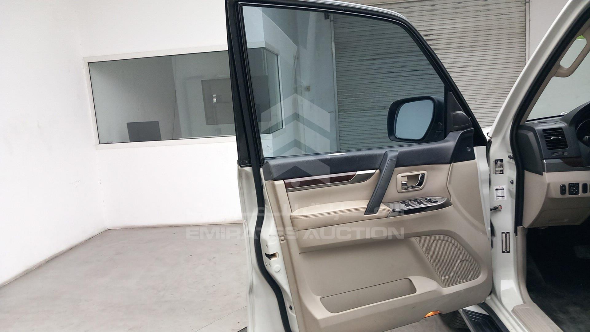 2014 MITSUBISHI PAJERO VIN: JMYLRV95WEJ703780