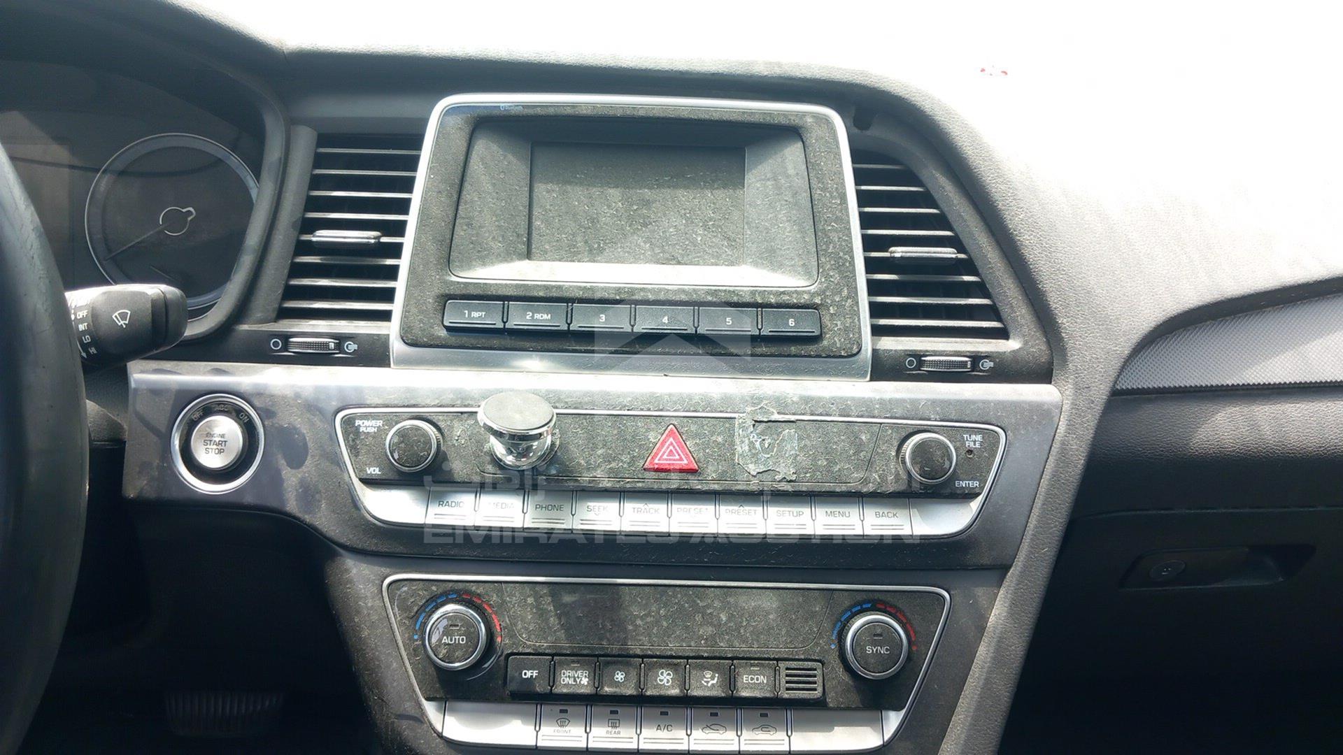 2018 HYUNDAI SONATA VIN: KMHE24130JA082089