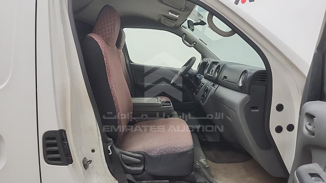 نيسان أورفان 2013 — زاوية الراكب الأمامي للمقعد — صورة 17