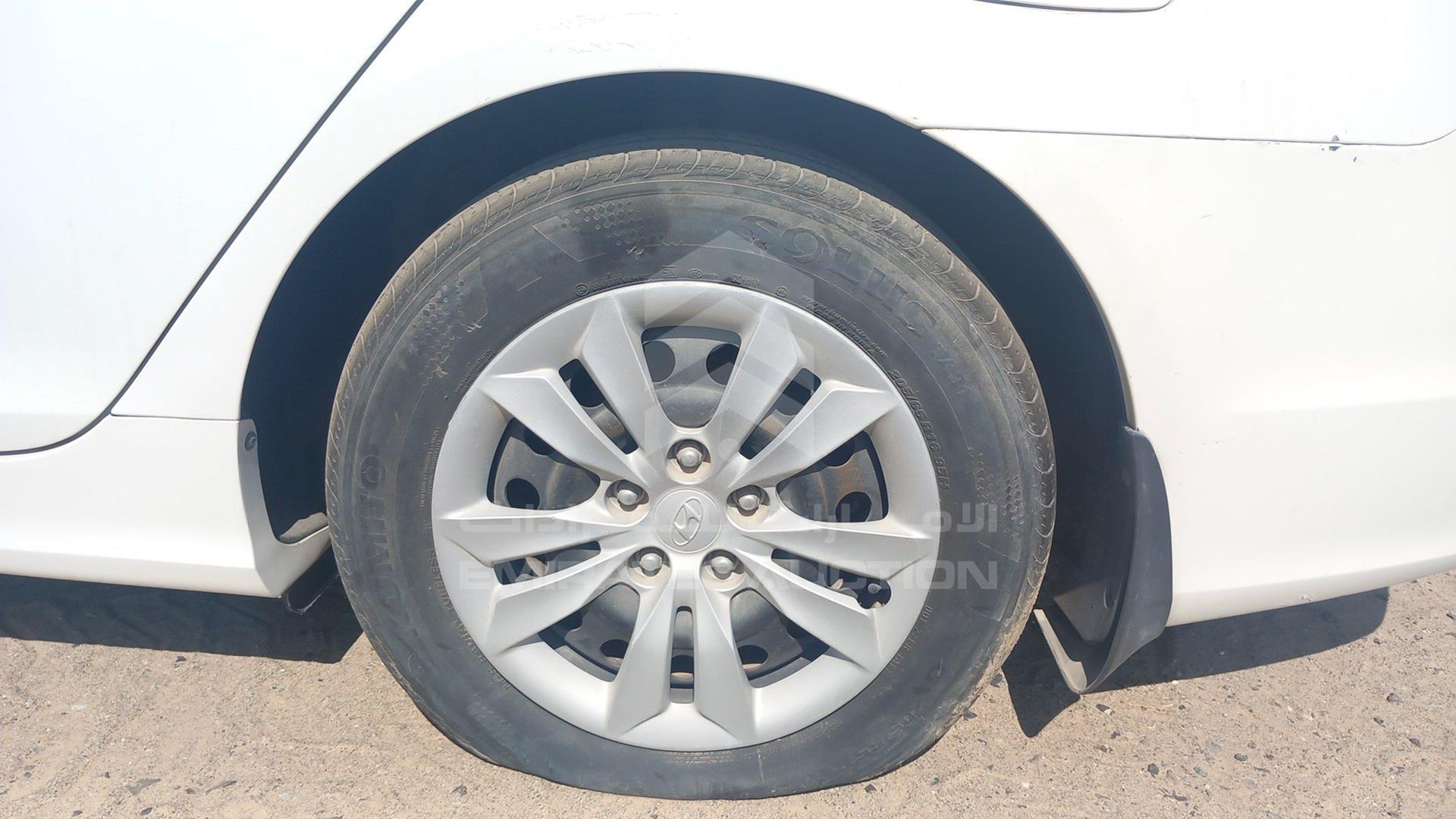 2014 HYUNDAI SONATA VIN: KMHEB41C5EA618234