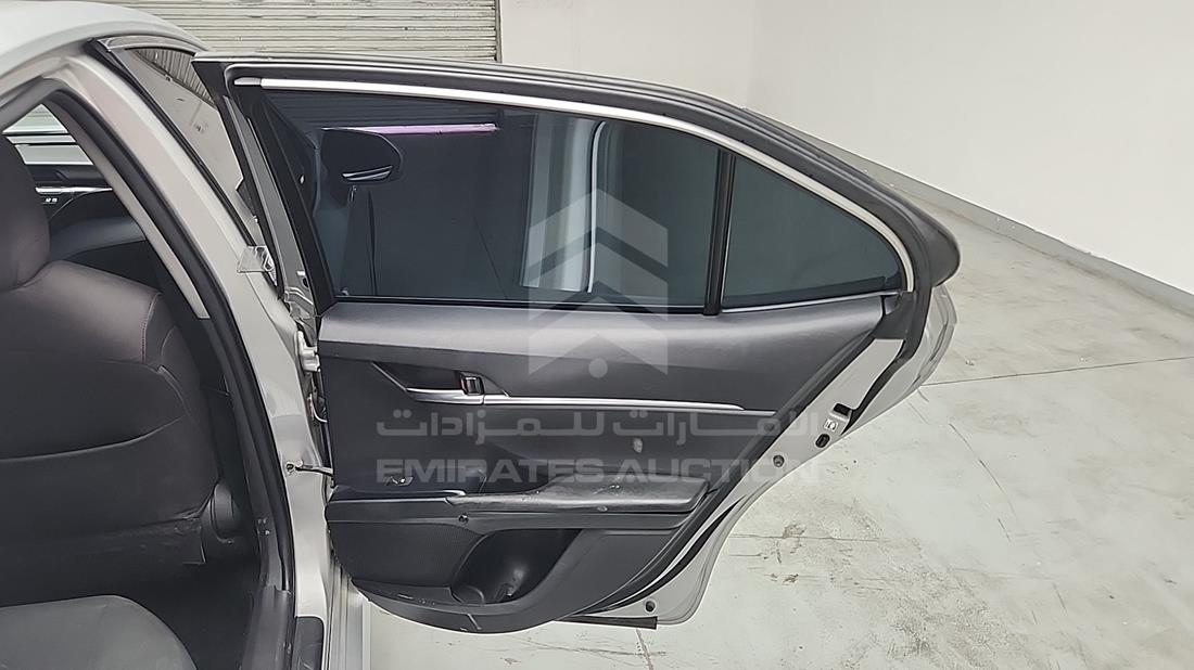 تويوتا كامري 2019 — الباب الخلفي الأيمن — صورة 24