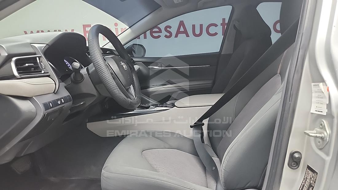 تويوتا كامري 2019 — زاوية السائق الأمامية اليسرى — صورة 12