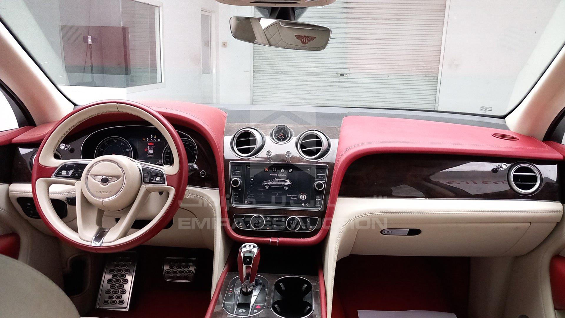 2018 BENTLEY BENTAYGA VIN: SJAAF1ZV8JC018402