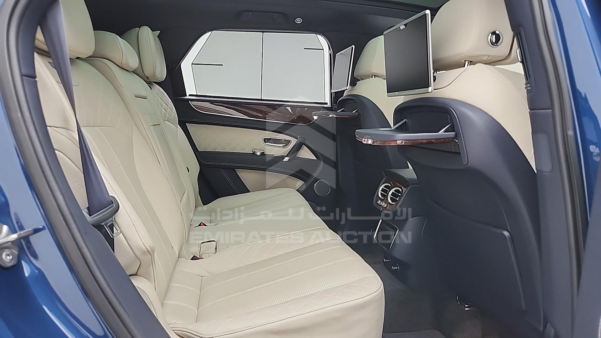 2017 BENTLEY BENTAYGA VIN: SJAAB1ZV0HC013457