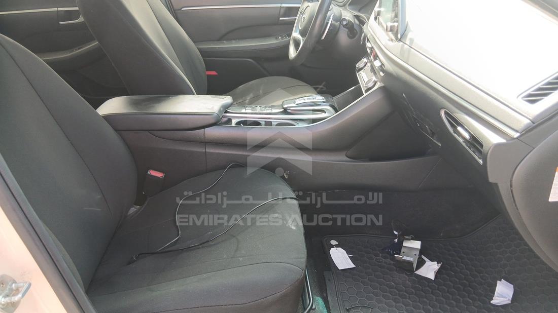 هيونداي سوناتا هجينة 2021 — زاوية الراكب الأمامي للمقعد — صورة 23