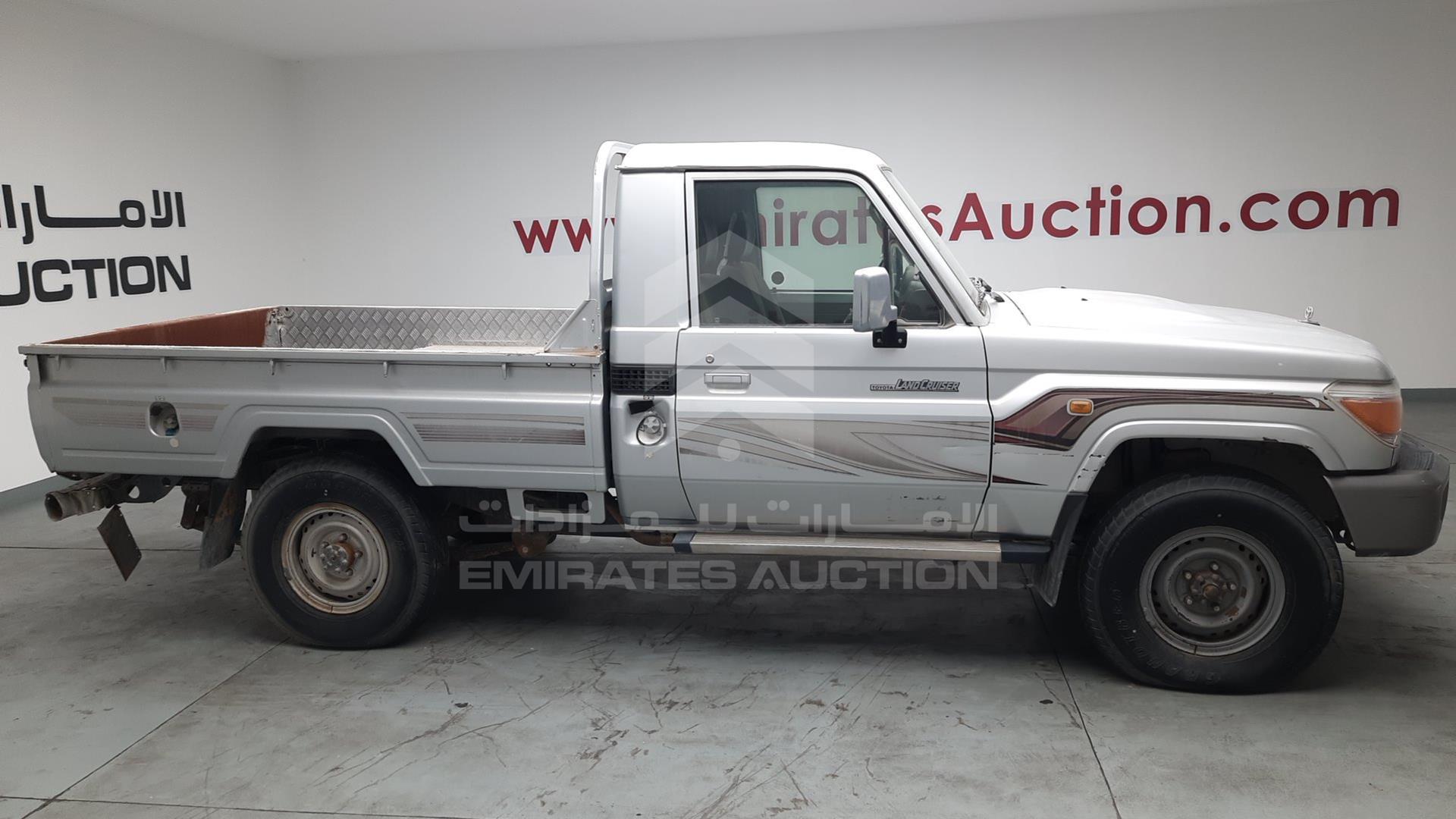 2012 TOYOTA LAND CRUISER VIN: JTFLU73J6C4521887