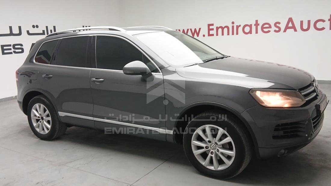 2014 Volkswagen Touareg — Front Right Angle — Photo 11
